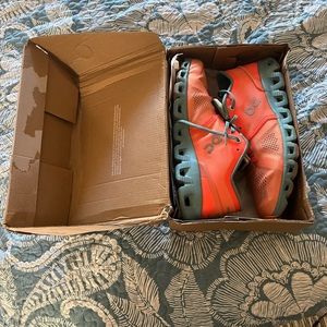 Men’s on cloud running shoes. Slightly used but in great shape
